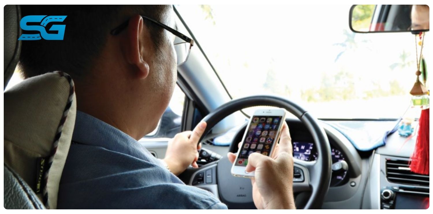sử dụng điện thoại khi lái xe ô tô phạt bao nhiêu?