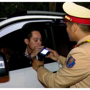 Lái xe ô tô có nồng độ cồn