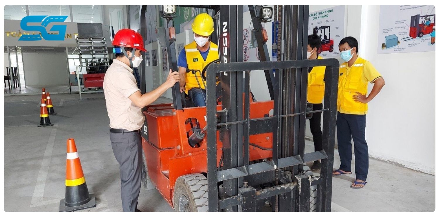 Lý do bạn nên đăng ký học lái xe nâng TPHCM