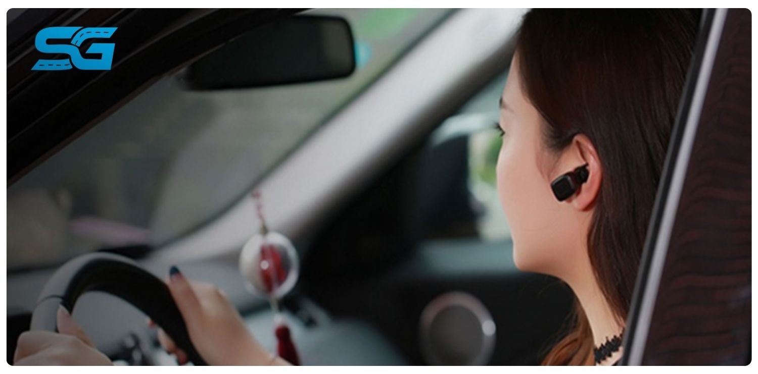 lái xe ô tô có được đeo tai nghe không