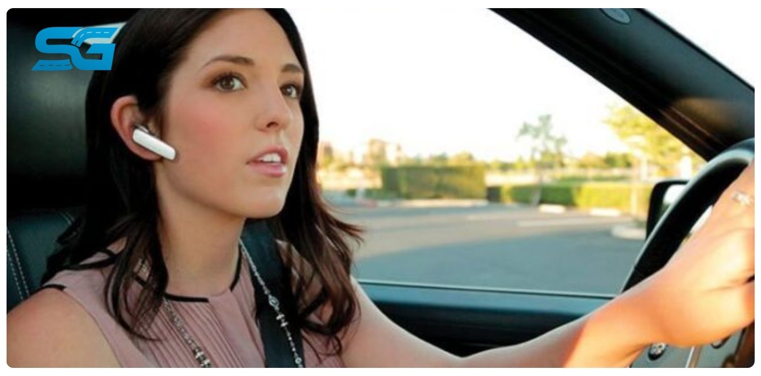 lái xe ô tô có được đeo tai nghe không