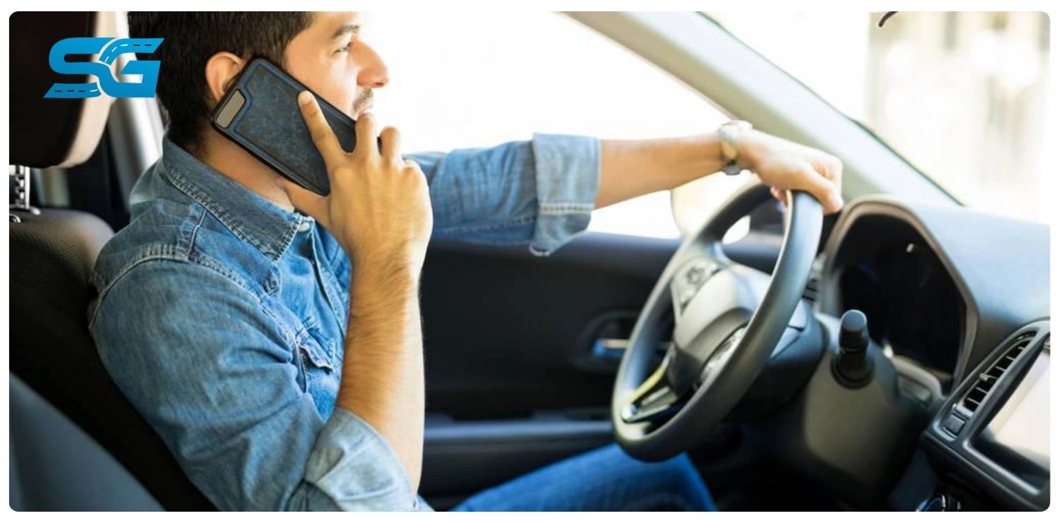 lái xe ô tô có được đeo tai nghe không