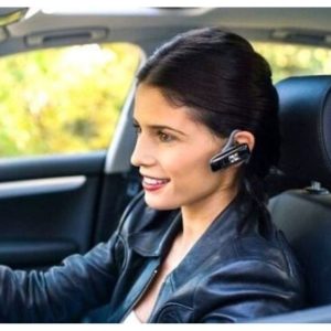 lái xe ô tô có được đeo tai nghe không